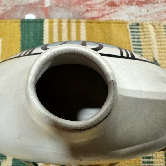 Southwest Native Artist Signed Inez Pottery Wall Hanging Canteen Vase - Picture 6 of 10